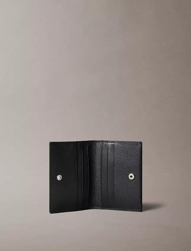 Porta-cartões minimalista com aba Monogram Porta-cartões minimalista com aba Monogram