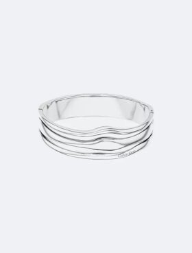 Pulseira articulada com forma fluida e escultural