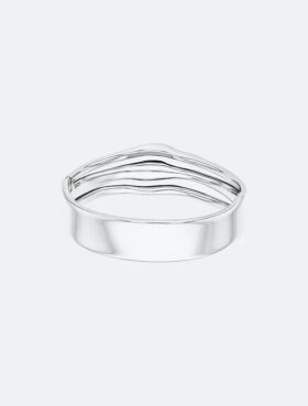 Pulseira articulada com forma fluida e escultural
