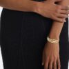 Pulseira articulada com forma fluida e escultural