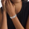 Pulseira articulada com forma fluida e escultural Pulseira articulada com forma fluida e escultural