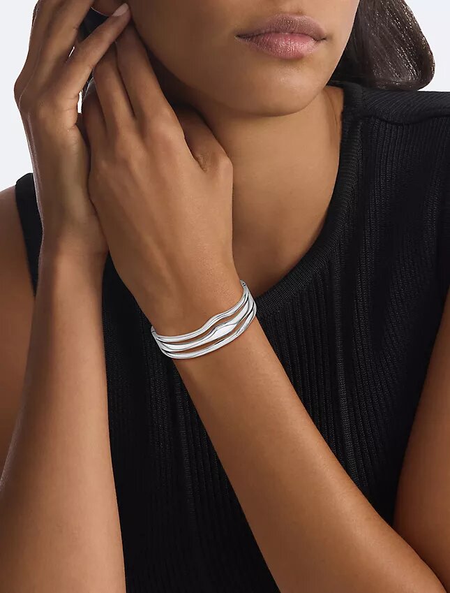 Pulseira articulada com forma fluida e escultural Pulseira articulada com forma fluida e escultural