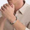 Pulseira de couro com identificação biselada