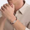Pulseira de couro com identificação biselada