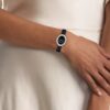 Relógio com luneta contornada, mostrador oval e bracelete em pele