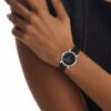 Relógio com mostrador com emblema em toda a superfície e bracelete em pele