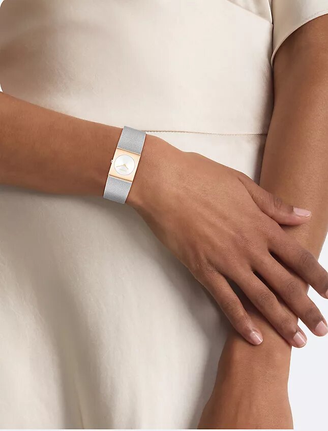 Relógio com mostrador geométrico e bracelete em malha Relógio com mostrador geométrico e bracelete em malha