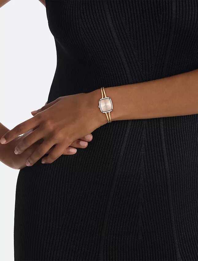 Relógio com pulseira tipo bangle e mostrador escovado Relógio com pulseira tipo bangle e mostrador escovado