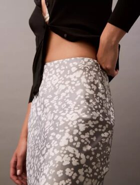 Saia midi em cetim amassado estampado Saia midi em cetim amassado estampado