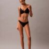 Soutien Push-Up com decote profundo em renda floral preta CK Black Soutien Push-Up com decote profundo em renda floral preta CK Black