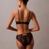 Soutien Push-Up com decote profundo em renda floral preta CK Black Soutien Push-Up com decote profundo em renda floral preta CK Black