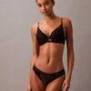 Soutien Push-Up com decote profundo em renda floral preta CK Black Soutien Push-Up com decote profundo em renda floral preta CK Black
