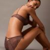 Soutien Push-Up com decote profundo em renda floral preta CK Black Soutien Push-Up com decote profundo em renda floral preta CK Black
