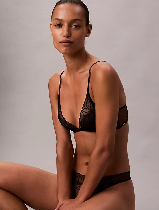 Sutiã Plunge CK Black Floral Lace com forro leve Sutiã Plunge CK Black Floral Lace com forro leve
