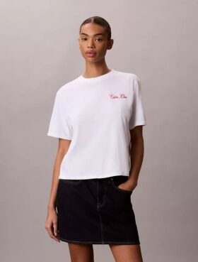 T-shirt Boxy com grafismo Calvin Klein em letra cursiva
