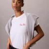 T-shirt Boxy com grafismo Calvin Klein em letra cursiva
