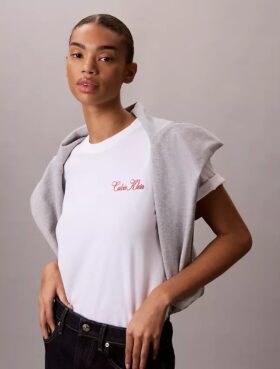 T-shirt Boxy com grafismo Calvin Klein em letra cursiva