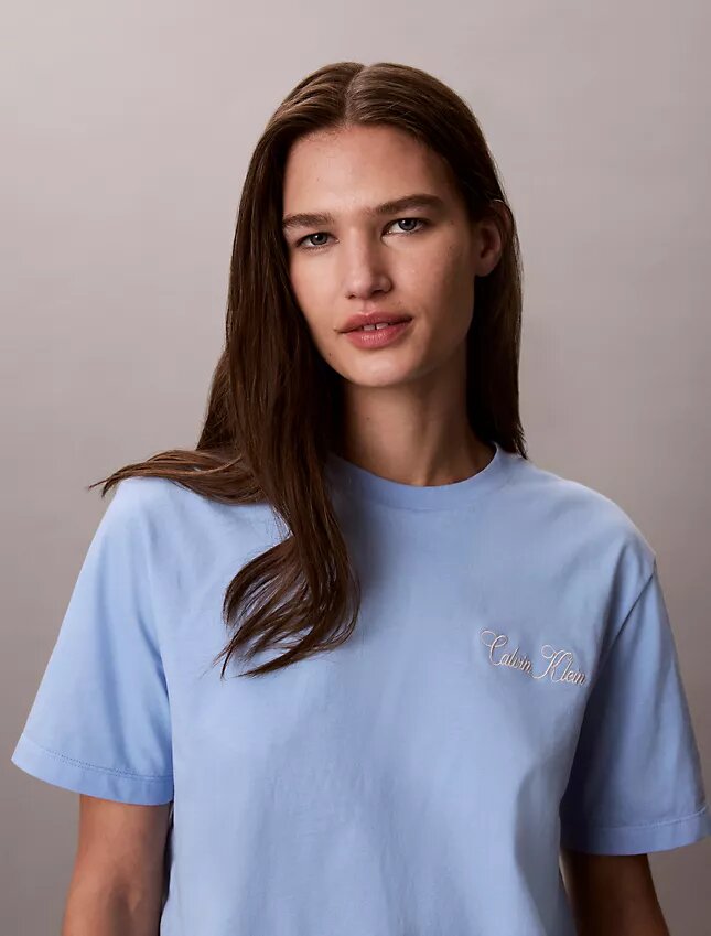 T-shirt Boxy com grafismo Calvin Klein em letra cursiva T-shirt Boxy com grafismo Calvin Klein em letra cursiva