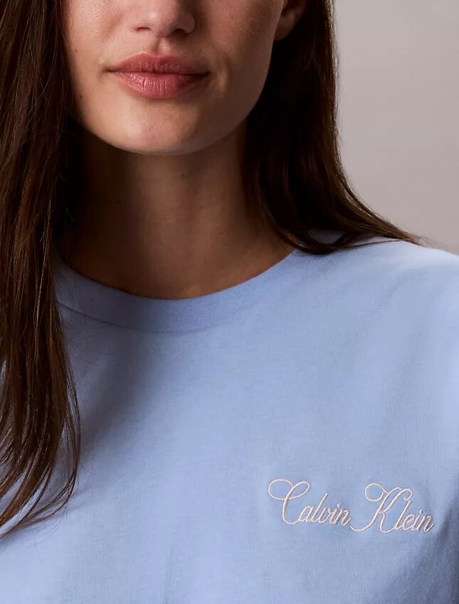 T-shirt Boxy com grafismo Calvin Klein em letra cursiva T-shirt Boxy com grafismo Calvin Klein em letra cursiva
