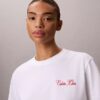 T-shirt Boxy com grafismo Calvin Klein em letra cursiva