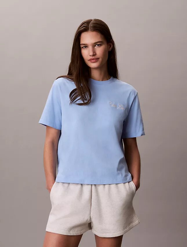 T-shirt Boxy com grafismo Calvin Klein em letra cursiva T-shirt Boxy com grafismo Calvin Klein em letra cursiva
