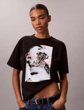 T-shirt Boxy com logótipo gráfico em letra desbotada