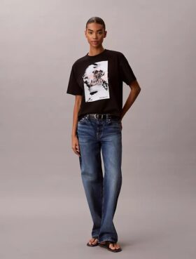 T-shirt Boxy com logótipo gráfico em letra desbotada
