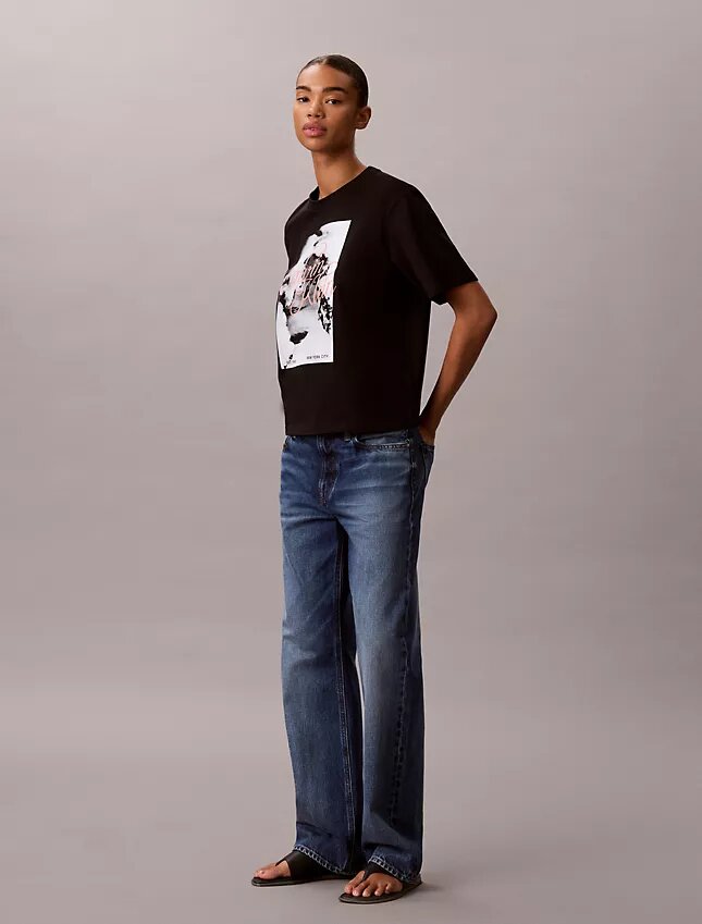T-shirt Boxy com logótipo gráfico em letra desbotada T-shirt Boxy com logótipo gráfico em letra desbotada