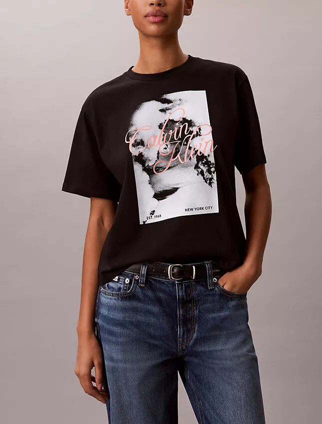 T-shirt Boxy com logótipo gráfico em letra desbotada T-shirt Boxy com logótipo gráfico em letra desbotada