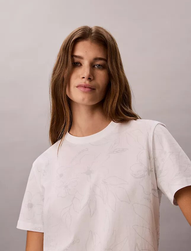 T-shirt clássica com estampado floral T-shirt clássica com estampado floral