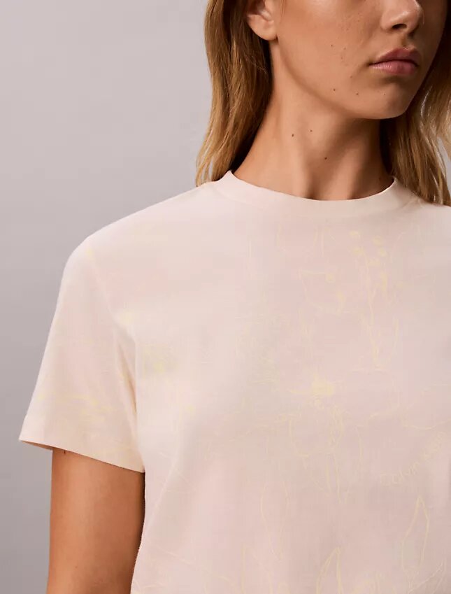 T-shirt clássica com estampado floral T-shirt clássica com estampado floral