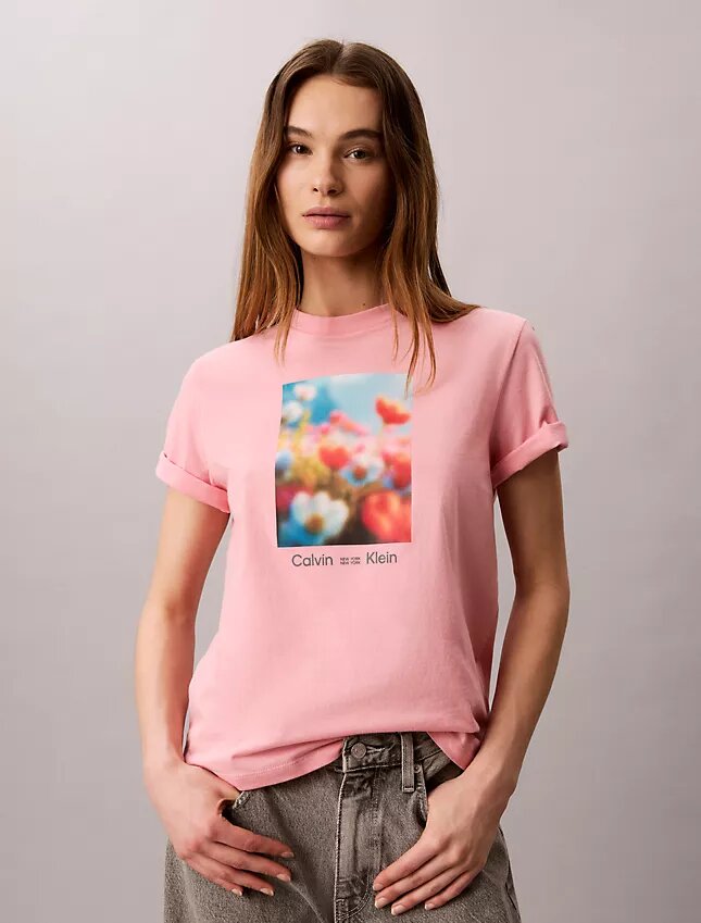 T-shirt clássica com grafismo floral T-shirt clássica com grafismo floral