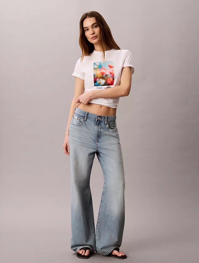 T-shirt clássica com grafismo floral T-shirt clássica com grafismo floral