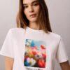 T-shirt clássica com grafismo floral T-shirt clássica com grafismo floral