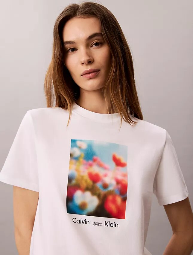T-shirt clássica com grafismo floral T-shirt clássica com grafismo floral