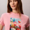 T-shirt clássica com grafismo floral T-shirt clássica com grafismo floral