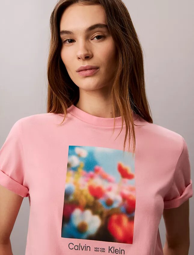 T-shirt clássica com grafismo floral T-shirt clássica com grafismo floral