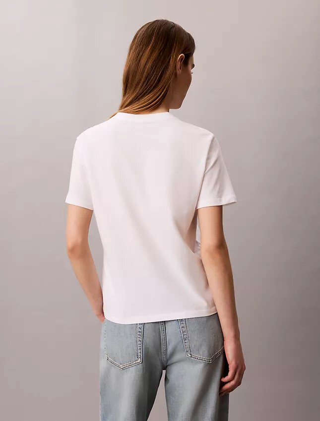 T-shirt clássica com grafismo floral T-shirt clássica com grafismo floral