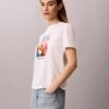 T-shirt clássica com grafismo floral T-shirt clássica com grafismo floral