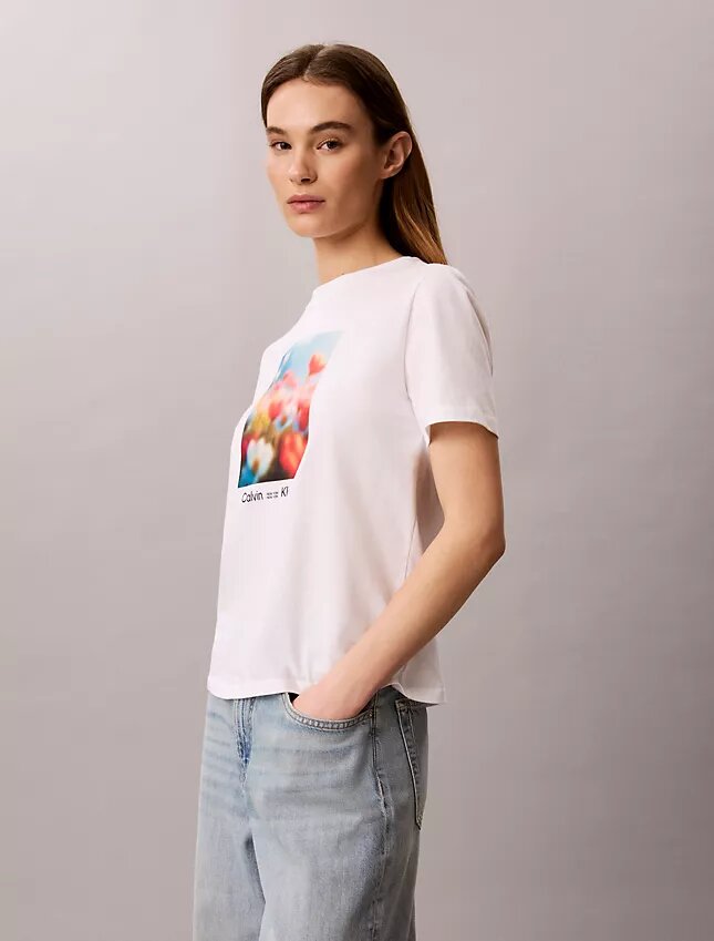 T-shirt clássica com grafismo floral T-shirt clássica com grafismo floral