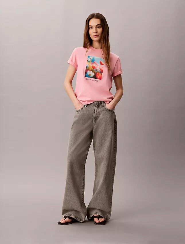 T-shirt clássica com grafismo floral T-shirt clássica com grafismo floral