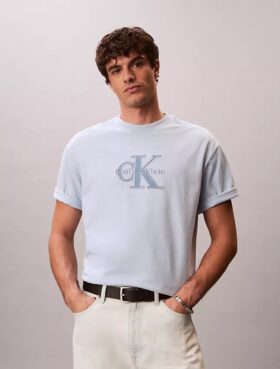 T-shirt clássica com gráfico Monologo