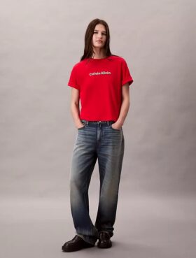 T-shirt clássica com logótipo bordado
