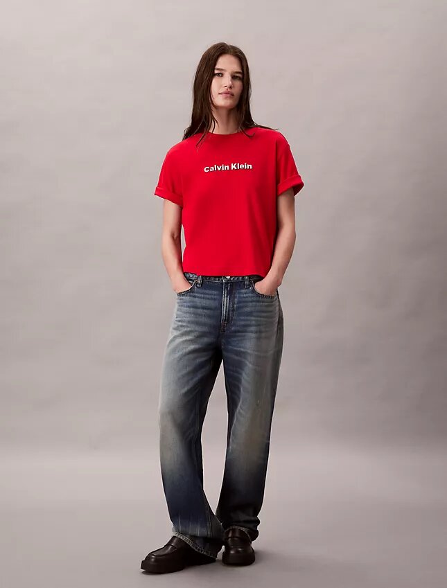 T-shirt clássica com logótipo bordado T-shirt clássica com logótipo bordado