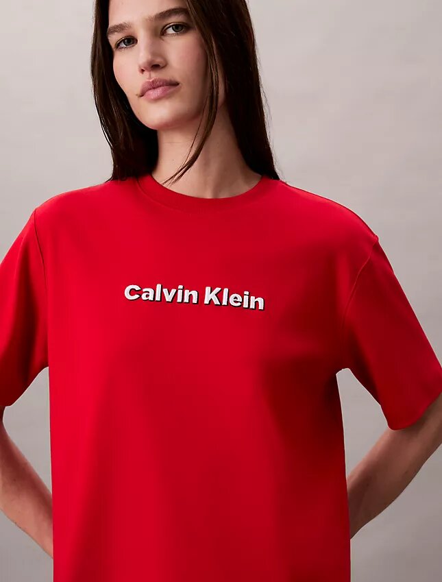 T-shirt clássica com logótipo bordado T-shirt clássica com logótipo bordado