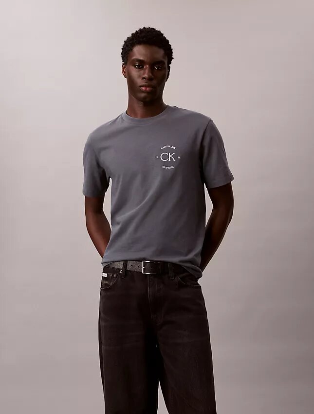 T-shirt clássica com logótipo circular T-shirt clássica com logótipo circular