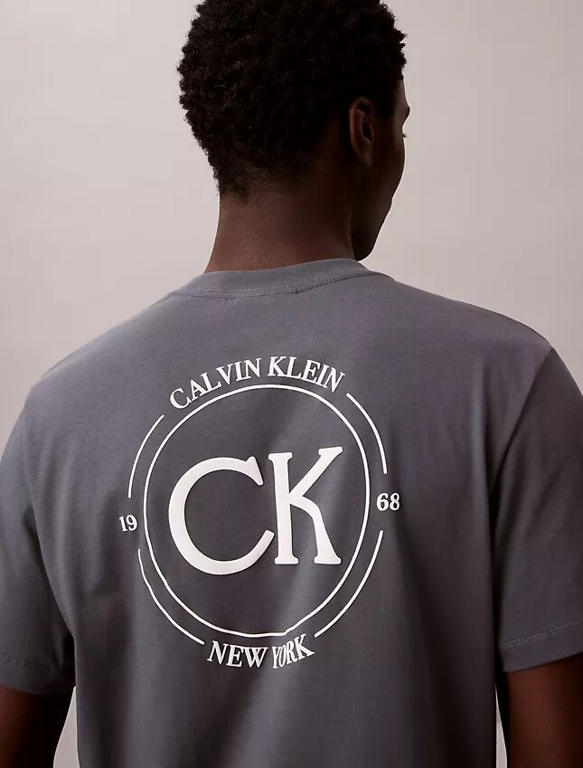 T-shirt clássica com logótipo circular T-shirt clássica com logótipo circular
