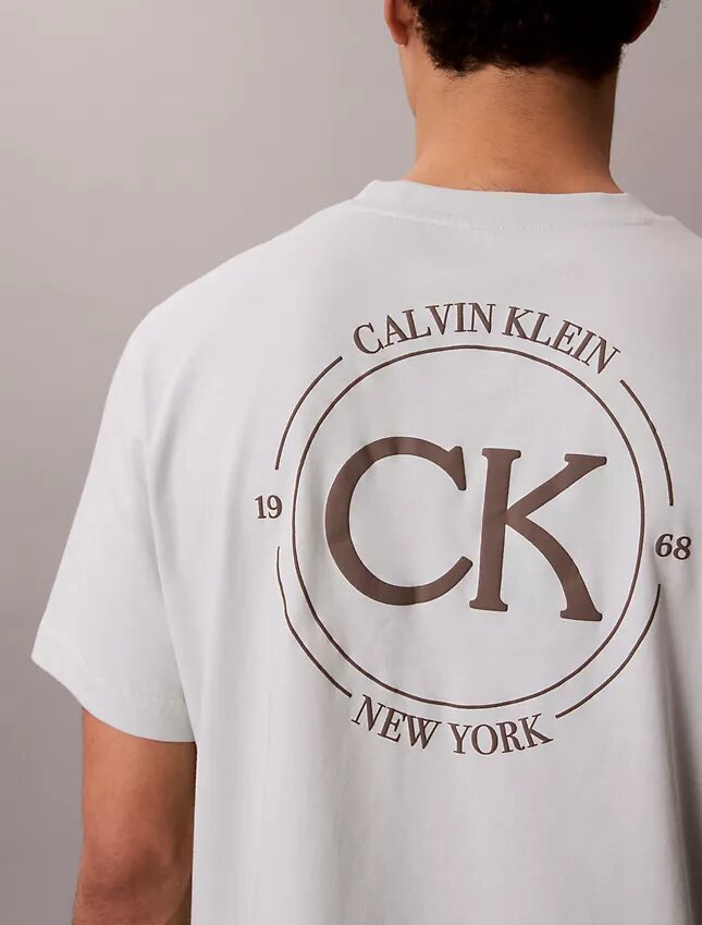 T-shirt clássica com logótipo circular T-shirt clássica com logótipo circular