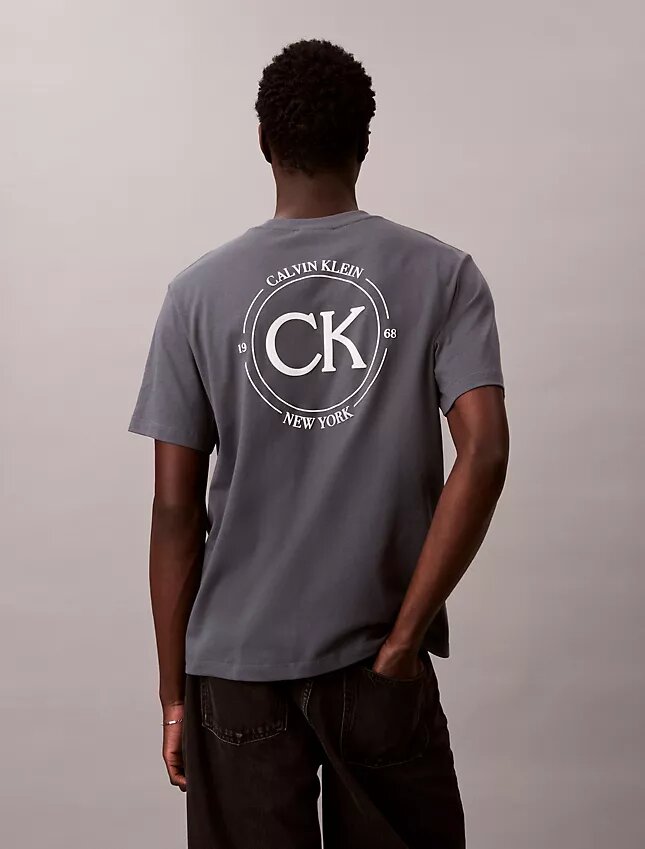 T-shirt clássica com logótipo circular T-shirt clássica com logótipo circular