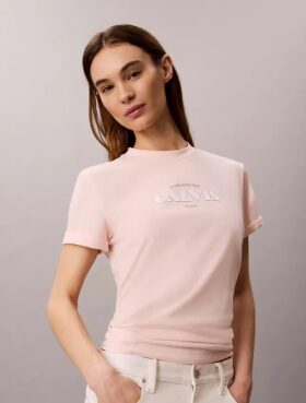 T-shirt clássica com logótipo em destaque